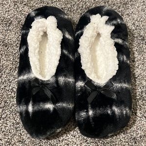 Almost brand new black and white slipper socks. Brand - fuzzy babba. One size